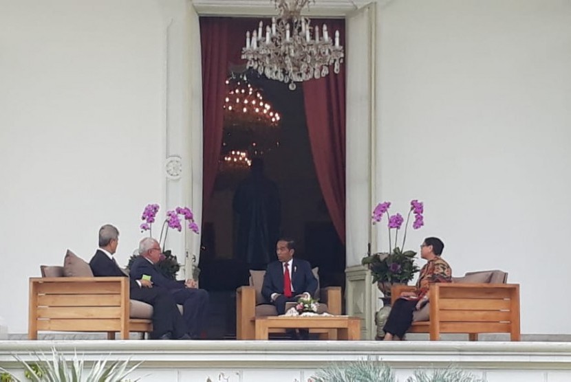 Presiden Jokowi saat menerima kunjungan Menteri Luar Negeri Palestina Riyad al-Maliki dan Dubes Palestina untuk Indonesia, Zuhair Al Shun di Istana Merdeka, Jakarta, Senin (15/10).