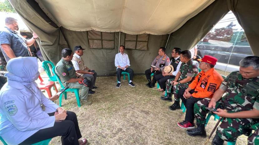 Presiden Jokowi saat menggelar rapat usai mengunjungi tenda korban gempa bumi di Cianjur. Jokowi menggelar rapat di di Taman Prawatasari, Kabupaten Cianjur, Jawa Barat, Selasa (22/11). 