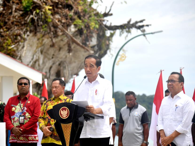  Presiden Jokowi saat menghadiri peresmian Kampung Nelayan Modern di Desa Samber dan Binyeri, Kabupaten Biak Numfor, Provinsi Papua, Kamis (23/11/2023).