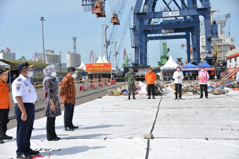 Presiden Jokowi saat mengunjungi Posko Darurat Evakuasi Pesawat Sriwijaya SJ 182 yang berada di Dermaga JICT, Pelabuhan Tanjung Priok, Jakarta, Rabu (20/1).