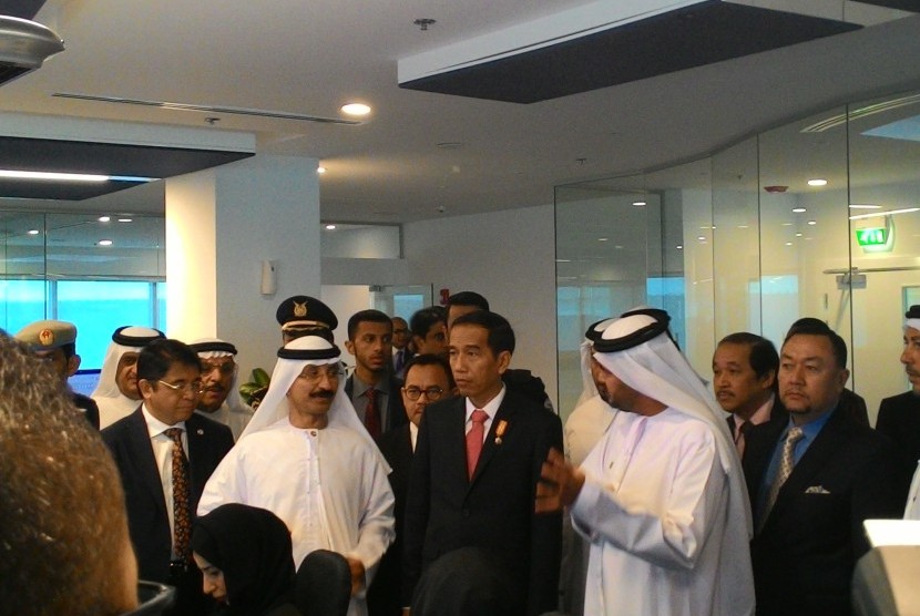 Presiden Jokowi saat meninjau perusahaan Dubai Alumunium, di Dubai, UEA, Senin (14/9).
