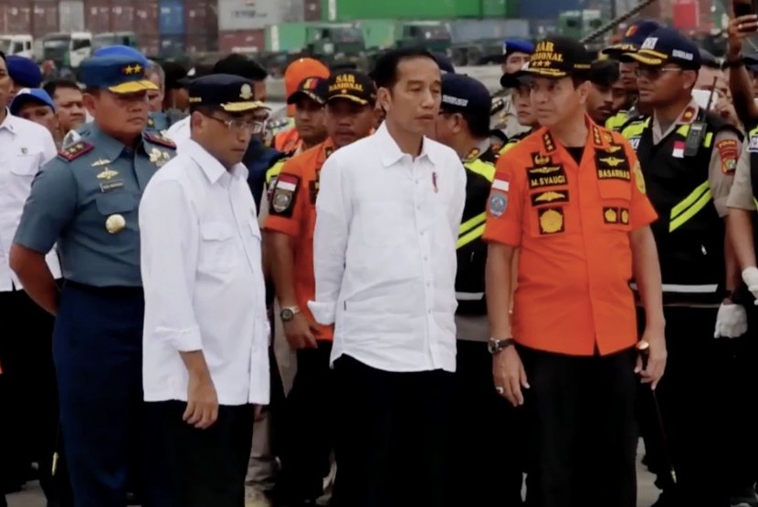 Presiden Jokowi saat meninjau posko evakuasi musibah kecelakaan pesawat JT 610 di Tanjung Priok, Jakarta Utara