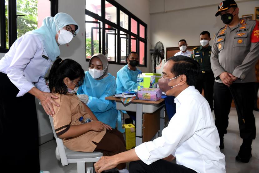 Presiden Jokowi saat meninjau vaksinasi anak-anak usia 6-11 tahun di Kompleks SDN Cideng, Gambir, Jakarta, Rabu (15/12).