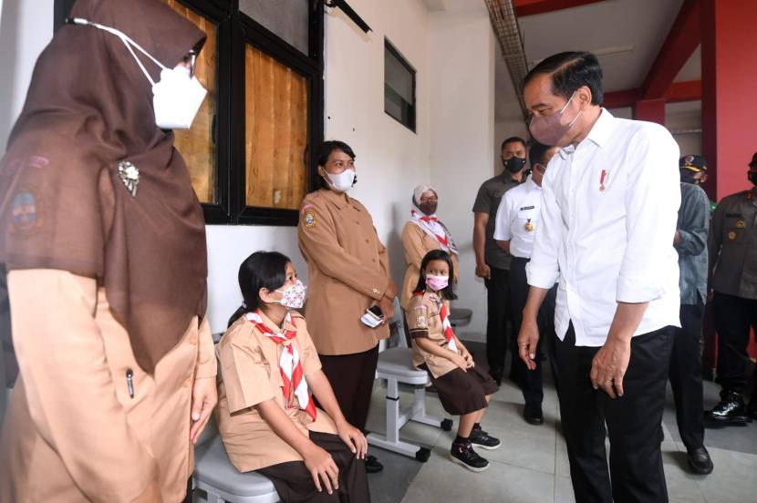 Presiden Jokowi saat meninjau vaksinasi anak-anak usia 6-11 tahun di Kompleks SDN Cideng, Gambir, Jakarta.