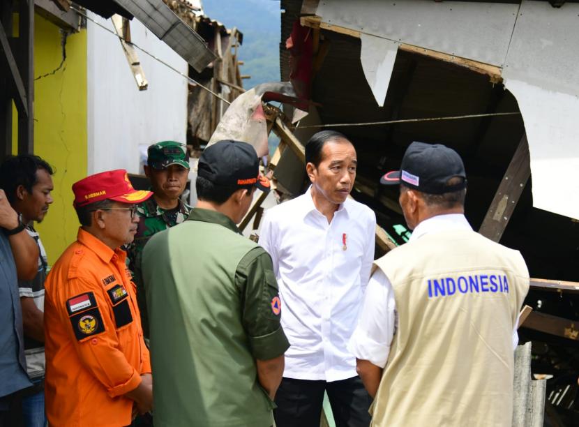 Presiden Jokowi saat meninjau wilayah terdampak bencana gempa bumi di Kabupaten Cianjur, Jawa Barat, Senin (5/12/2022).