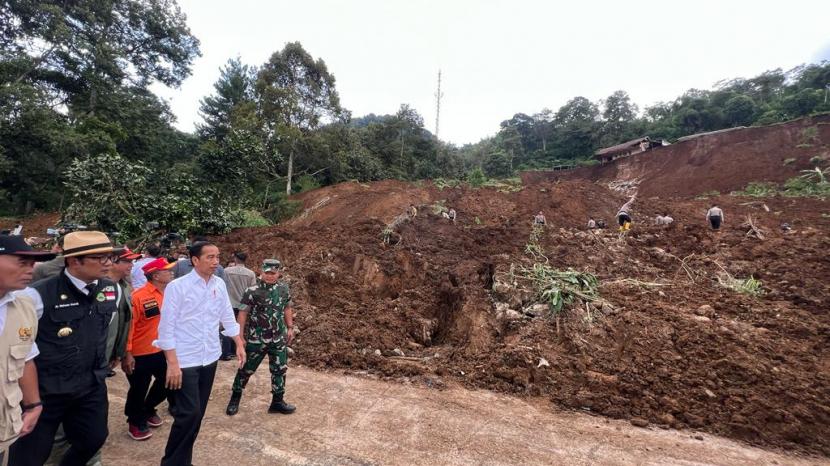 Presiden Jokowi saat meninjau wilayah terdampak bencana gempa bumi di Kabupaten Cianjur, Jawa Barat, Selasa (22/11).