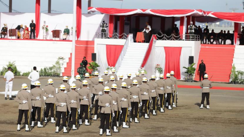  Jokowi Ajak Pemimpin Bangsa Jadi Teladan Implementasikan Nilai Pancasila. Foto:  Presiden Jokowi saat menjadi inspektur upacara peringatan hari lahir Pancasila di Ende, Rabu (1/6/2022). 