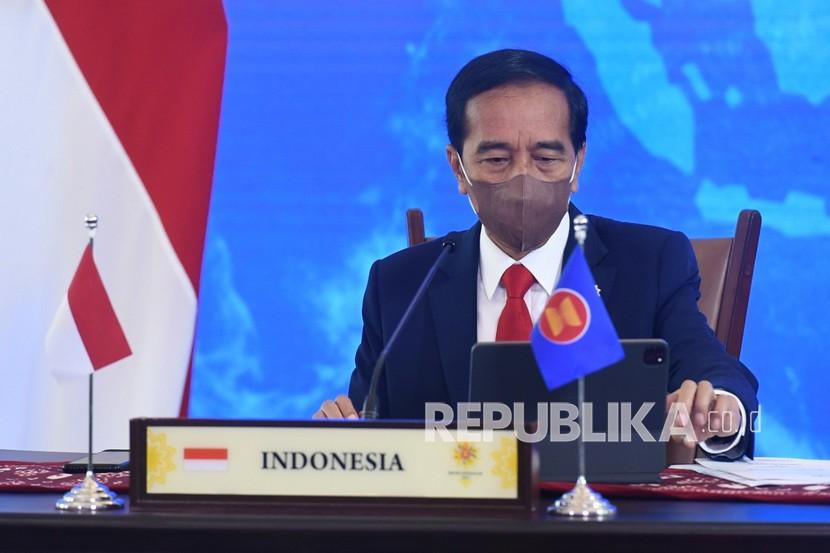 Presiden Jokowi saat menyampaikan pidato di KTT ASEAN ke-38 dan ke-39 secara virtual dari Istana Kepresidenan Bogor, Jawa Barat, Selasa (26/10).