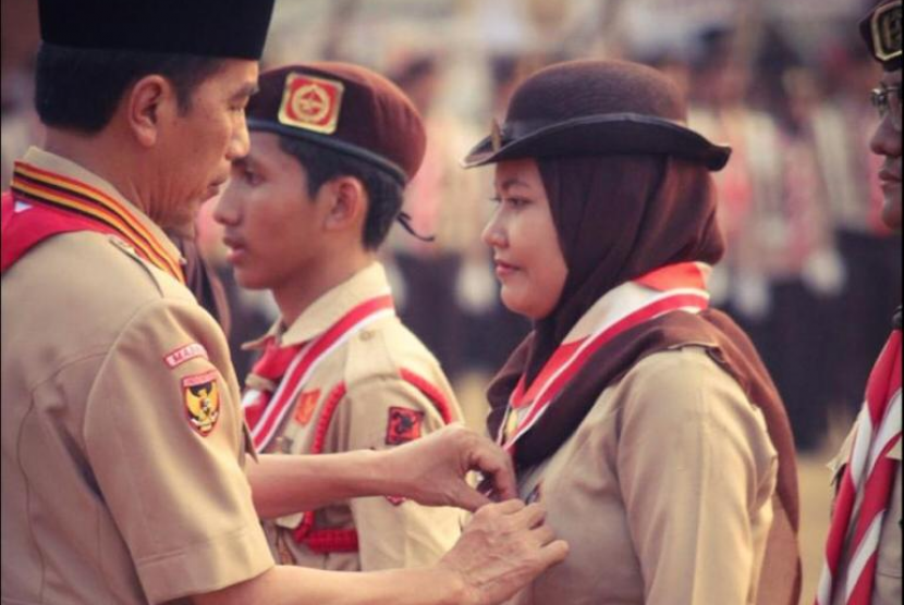 Presiden Jokowi saat menyematkan penghargaan ke Ema Khasanah, mahasiswi UIN Walisongo di Cibubur, Rabu (14/8)