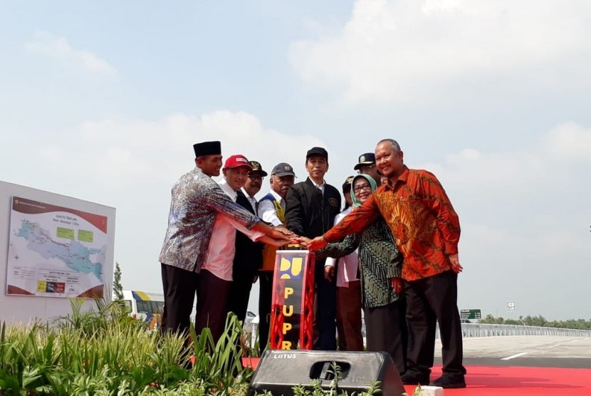 President Joko Widodo (Jokowi) inaugurates four sections of trans-Java toll roads in East Java, Thursday (Dec 20). 