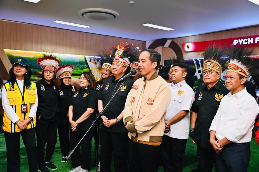 Presiden Jokowi saat meresmikan gedung Papua Youth Creative Hub (PYCH) di Abepura, Kota Jayapura, Provinsi Papua pada Selasa (21/3/2023).