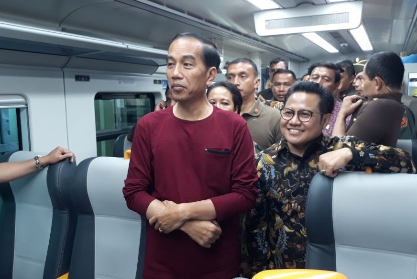 Presiden Jokowi saat meresmikan kereta Bandara Soetta, Senin (2/1).