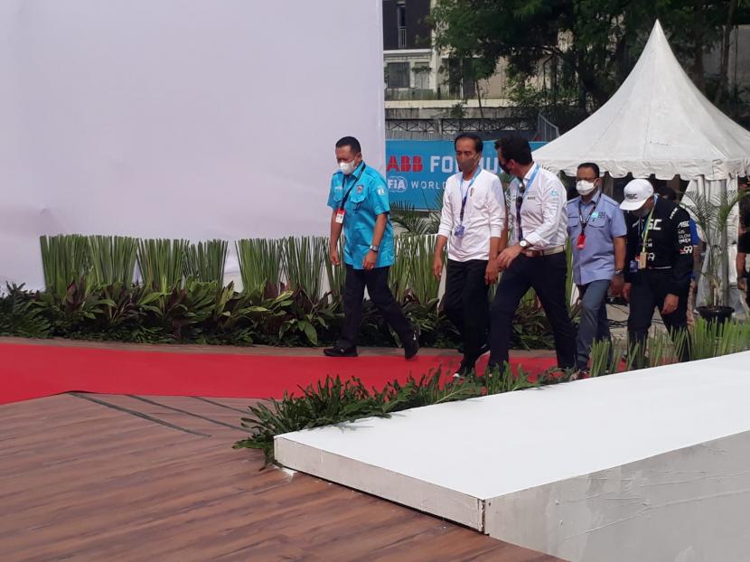Presiden Jokowi saat tiba di Sirkuit Ancol, Jakarta Utara, untuk menyaksikan ajang balap mobil listrik Formula E, Sabtu (4/6).