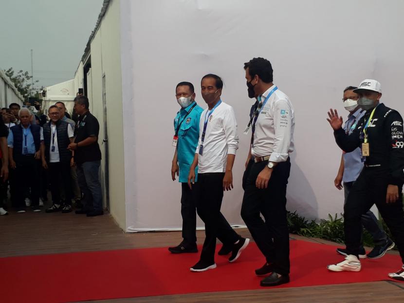 Presiden Jokowi saat tiba di Sirkuit Ancol, Jakarta Utara untuk menyaksikan ajang balap mobil listrik Formula E, Sabtu (4/6).