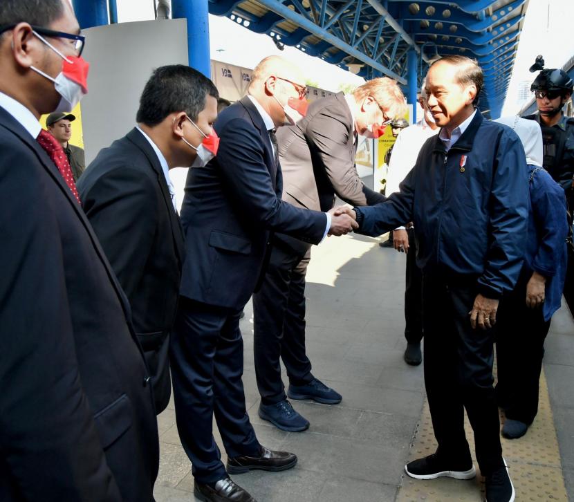 Presiden Jokowi saat tiba di Stasiun Central Kyiv, Ukraina pada Rabu (29/6). Dalam kunjungannya ini, Jokowi akan melakukan sejumlah kegiatan, salah satunya yakni mengunjungi puing-puing kompleks Apartemen Lipky di Kota Irpin dan melakukan pertemuan dengan Presiden Ukraina Volodymyr Zelenskyy.