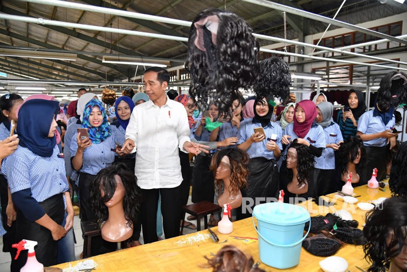 Presiden Jokowi Sambangi Pabrik Bulu Mata Palsu dan Rambut Palsu di Purbalingga, Senin (23/4).