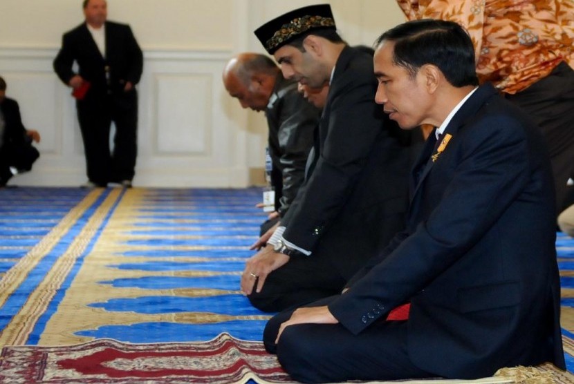Presiden Jokowi shalat di Masjid IMAAM (Indonesian Muslim Association in America) Center di 9100 Georgia Avenue, Silver Spring, Maryland, Amerika Serikat (AS), Sekasa (27/10).