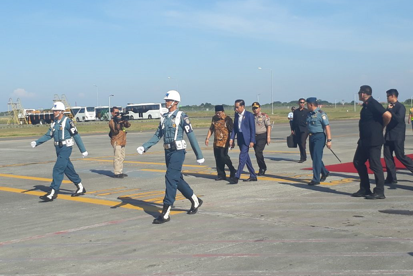 Presiden Jokowi tiba di Bandara Djuandara, Surabaya, Ahad (13/5). 