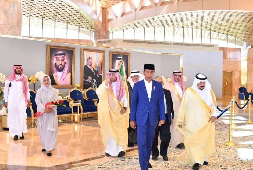Presiden Jokowi tiba di Riyadh, Arab Saudi untuk menemui Raja Salman bin Abdulaziz Al-Saud, Ahad (14/4). 