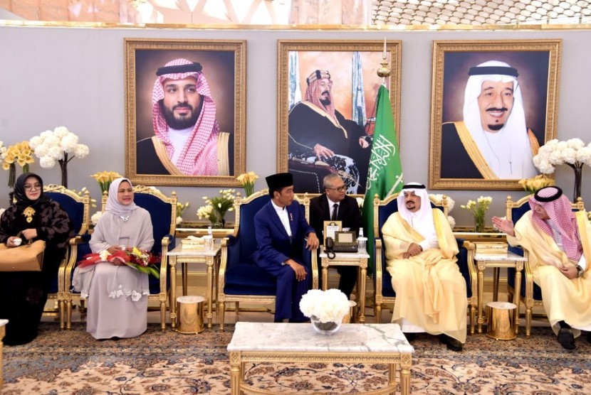 Presiden Jokowi tiba di Riyadh, Arab Saudi untuk menemui Raja Salman bin Abdulaziz Al-Saud, Ahad (14/4). 