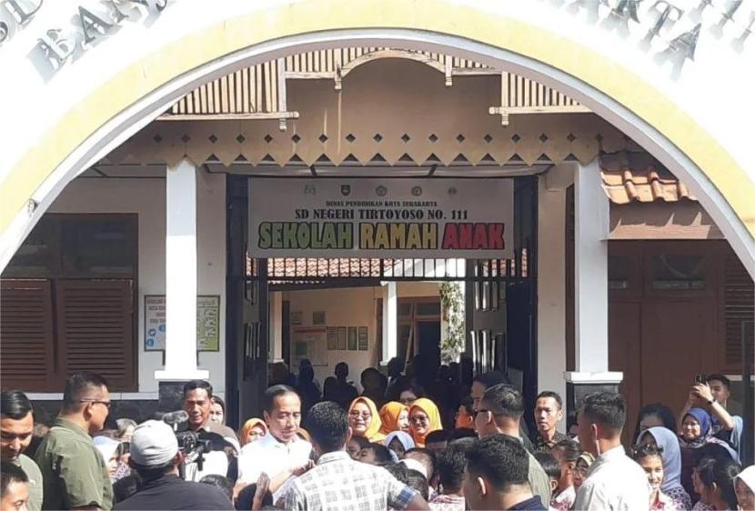 Presiden Jokowi tiba di SDN Tirtoyoso Nomor 111 Solo, Jawa Tengah, Sabtu (12/10/2024).