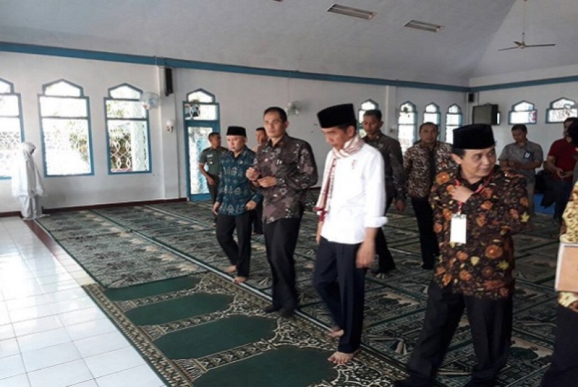 Presiden Jokowi usai melaksanakan salat Dzuhur di Ponpes Darussalam, Ciamis, Sabtu (10/6)