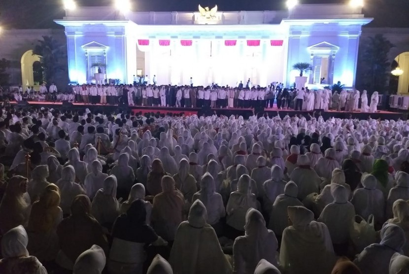 Presiden Jokowi, Wapres JK, dan sejumlah pejabat negara menghadiri Doa Kebangsaan 74 Tahun Indonesia Merdeka di Istana Merdeka, Kamis (1/8). 