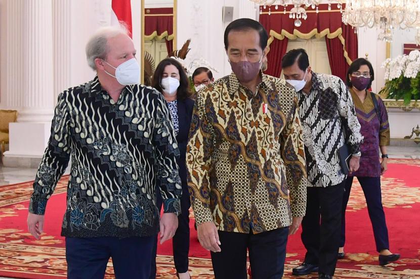 Presiden Jopo Widodo (tengah) berbincang dengan Managing Director of Operations dari Bank Dunia Axel van Trotsenburg (kiri) saat menerima sejumlah pimpinan Bank Dunia di Istana Merdeka, Jakarta, Rabu (16/2/2022).