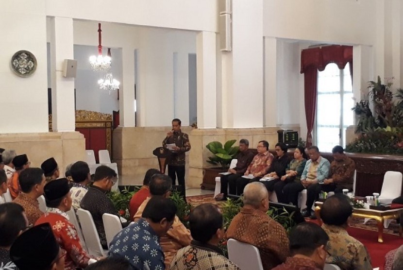 Presiden Jowo Widodo memberikan arahan terkait Permen yang mengatur kemudahan berusaha di Istana Negara, Selasa (24/10)