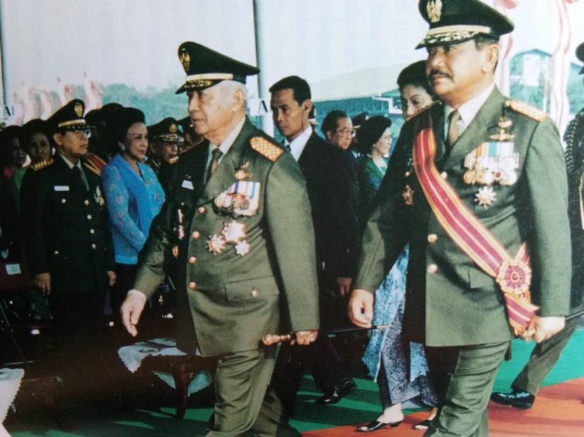 Pergantian Panglima ABRI dari Jenderal Edi Sudradjat kepada Jenderal Feisal Tanjung di Mabes Cilangkap pada 23 Mei 1993.