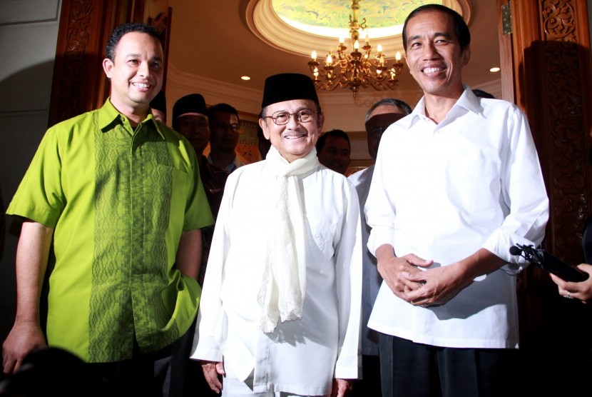 Presiden ke-3 BJ Habibie (kiri) di dampingi Joko Widodo (kanan) dan Juru Bicara Capres Dan Cawapres Jokowi-JK, Anis Baswedan di Kediaman BJ Habibie, Patra Kuningan, Jakarta, Jumat (18/7).