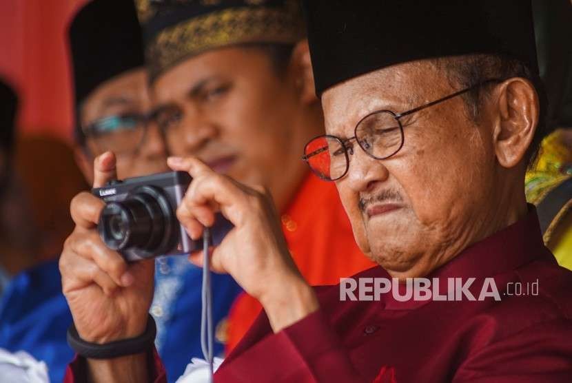 Presiden ke-3 Republik Indonesia B.J. Habibie memotret dengan kamera digital. Di usianya yang tak lagi muda, BJ Habibie masih disibukkan berbagai aktivitas.