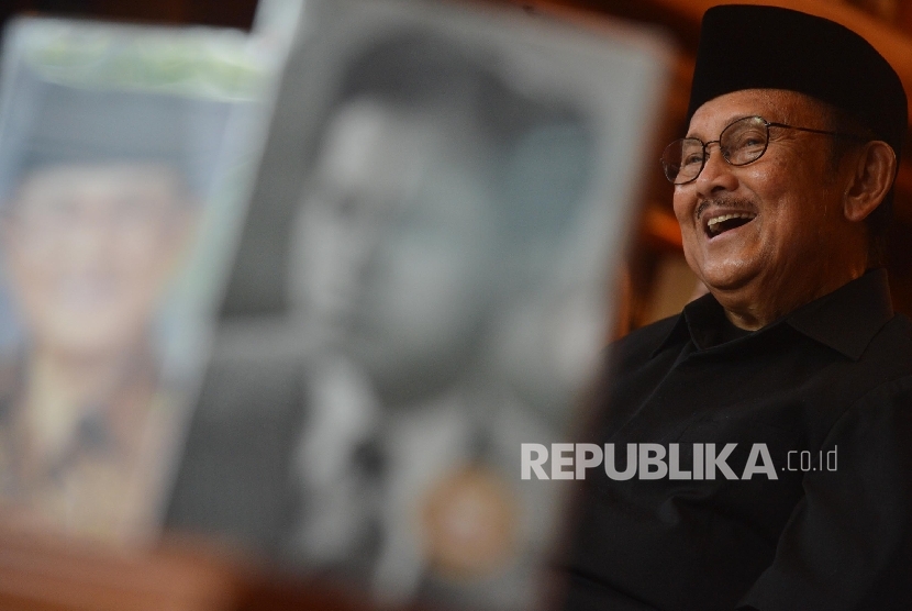 Presiden Ke-3 Republik Indonesia B.J Habibie menghadiri launching buku Habibie The Series di kediamannya, Jakarta, Kamis (23/6). (Republika/ Raisan Al Farisi)