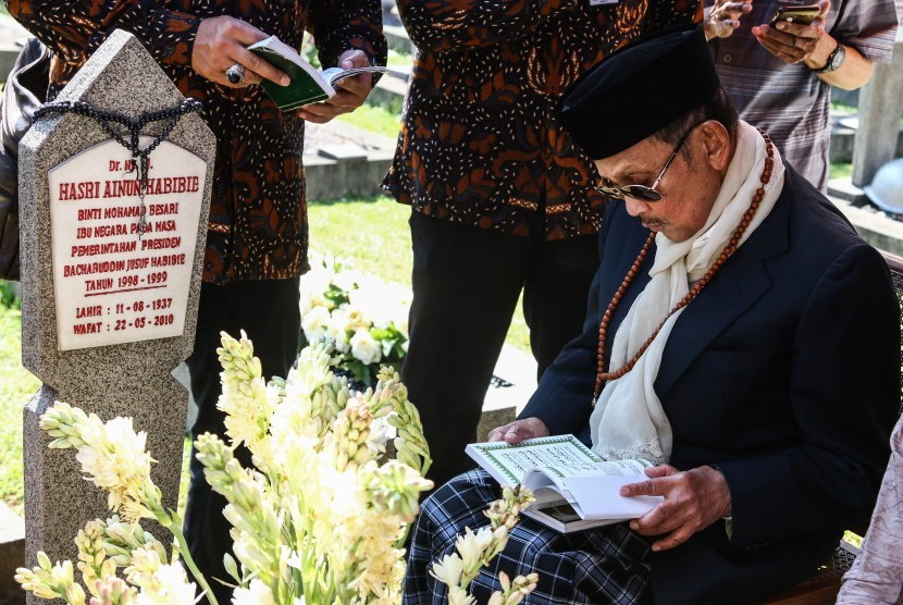 Presiden ke-3 RI BJ Habibie berziarah ke makam istrinya, Hasri Ainun Habibie di Taman Makam Pahlawan Kalibata, Jakarta, Rabu (5/6/2019).