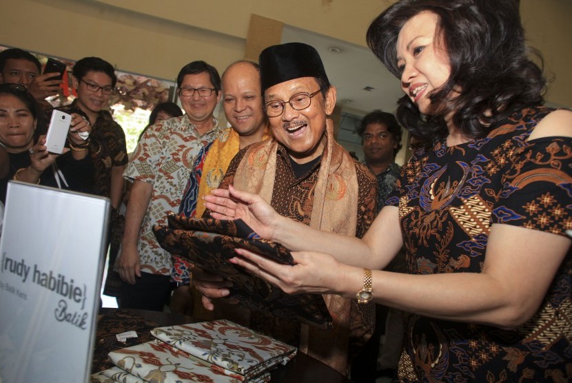 Presiden ke-3 RI BJ Habibie (kedua kanan) melihat-lihat koleksi baju batik yang dinamai dengan Rudy Habibie saat acara Indonesia Berkarya di Galeri Batik Keris Solo Jawa Tengah, Rabu (29/6). 