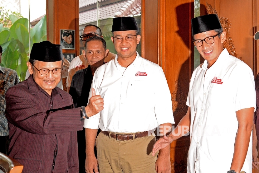 Presiden ketiga RI BJ Habibie menerima Paslon Cagub dan Cawagub DKI Jakarta Anies Baswedan-Sandiaga Uno di kediamannya , Jakarta, Kamis (26/1). 