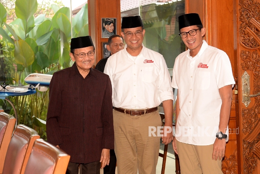 Presiden ke-3 RI BJ Habibie menerima Paslon Cagub dan Cawagub DKI Jakarta Anies Baswedan-Sandiaga Uno di kediamannya , Jakarta, Kamis (26/1).