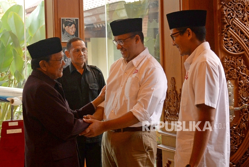 Presiden ke-3 RI BJ Habibie menerima Paslon Cagub dan Cawagub DKI Jakarta Anies Baswedan-Sandiaga Uno di kediamannya , Jakarta, Kamis (26/1).