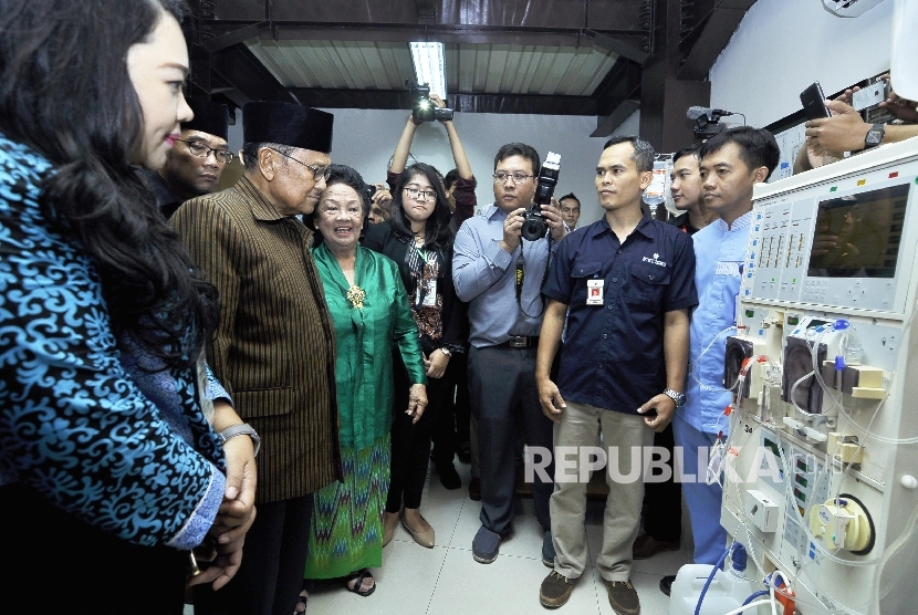 Presiden ke-3 RI, BJ Habibie, meninjau fasilitas rumah sakit saat meresmikan gedung baru RS Khusus Ginjal (RSKG) Ny RA Habibie, di Jl Tubagus Ismail, Kota Bandung, Senin (8/8). 