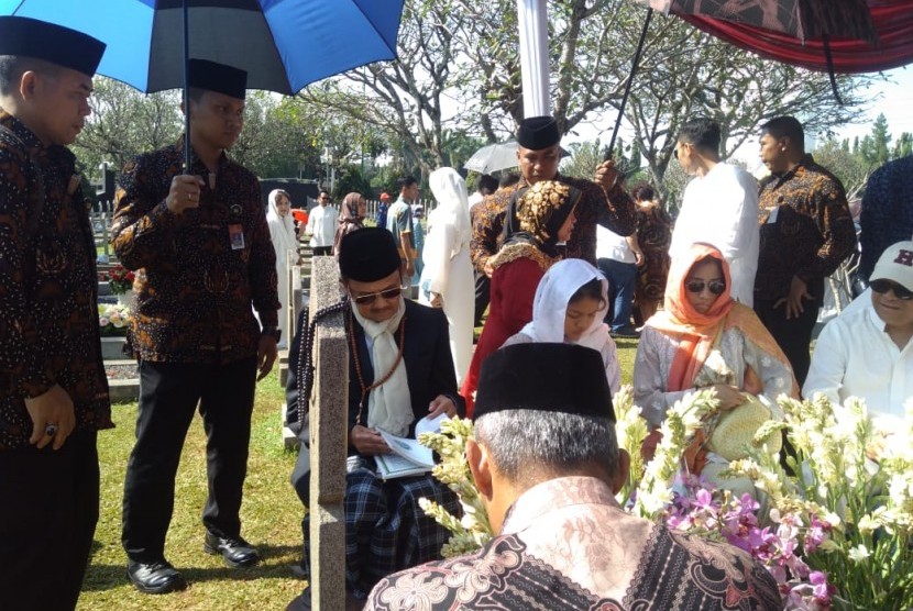 Presiden ke- 3 RI, BJ Habibie saat berziarah ke makam almarhumah istrinya, Ainun Habibie di TMP Kalibata, Jakarta Selatan, Rabu (5/6).