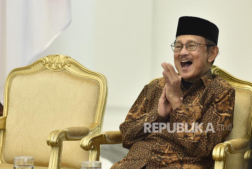 Presiden ke-3 RI sekaligus Ketua Dewan Kehormatan Ikatan Cendekiawan Muslim se-Indonesia (ICMI) BJ Habibie