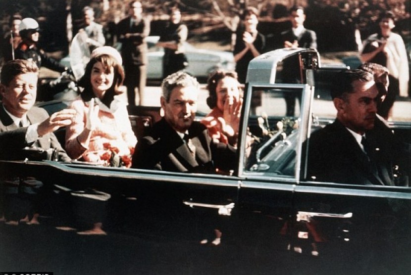 Presiden ke-35 AS, John Fitzgerald Kennedy bersama ibu negara Jacqueline Kennedy sesaat sebelum penembakan pada 22 November 1963.
