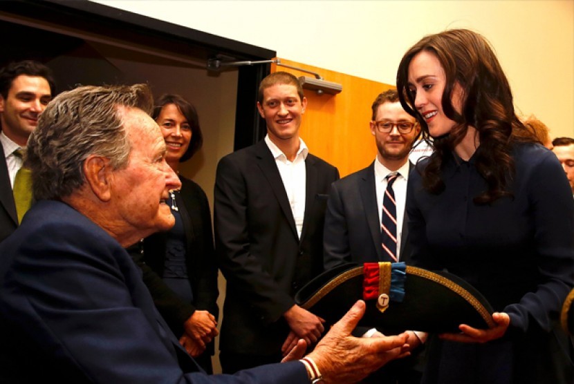 Presiden ke 41 AS George W Bush saat bertemu aktris Heather Lind.