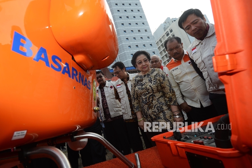 Presiden ke-5 Indonesia Megawati Soekarnoputri (tengah) meninjau perlengkapan rescue Badan SAR Nasional (Basarnas) seusai melakukan penandatangan nota kesepahaman bersama Kepala Basarnas dan Kepala BMKG di Gedung Basarnas, Jakarta, Rabu (24/8).