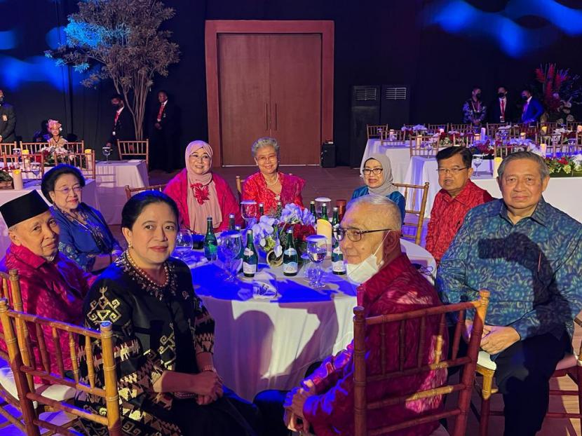 Presiden ke-5 Republik Indonesia Megawati Soekarnoputri dan Presiden ke-6 Republik Indonesia Susilo Bambang Yudhoyono (SBY) duduk satu meja dalam sebuah rangkaian acara pertemuan G20 di Bali, Selasa (15/11/2022). 