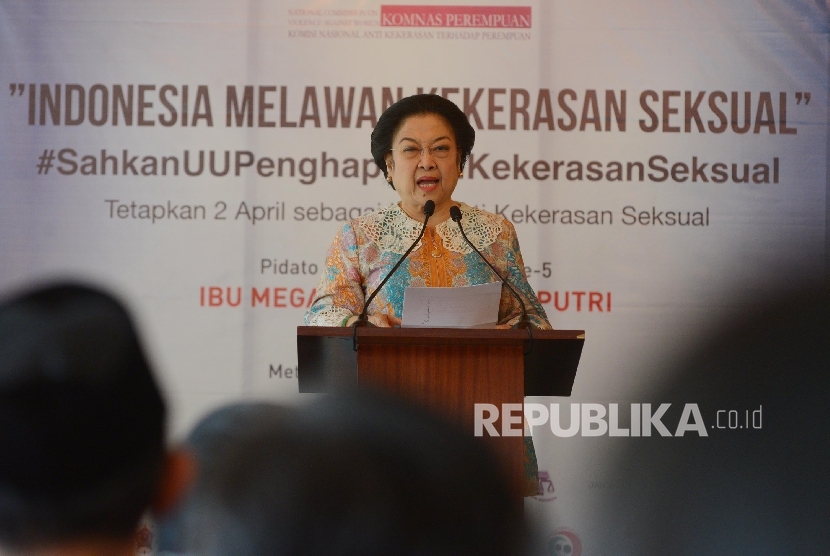 Presiden ke-5 Republik Indonesia Megawati Soekarnoputri (kanan) saat kampanye yang bertemakan Indonesia Melawan Kekerasan Seksual yang diadakan di Jakarta, Kamis (12/5)