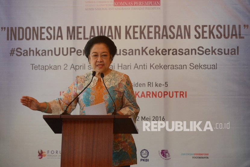Presiden ke-5 Republik Indonesia Megawati Soekarnoputri (kanan) memasangkan pin kepada Menteri Hukum dan Ham Yasonna Laily (ketiga kiri) saat kampanye yang bertemakan Indonesia Melawan Kekerasan Seksual yang diadakan di Jakarta, Kamis (12/5)