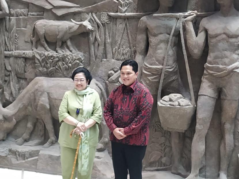 Presiden ke-5 RI, Megawati Soekarnoputri, didampingi Menteri BUMN Erick Thohir  berkeliling Sarinah, Thamrin, Jakarta, Senin (13/6). (Febrianto Adi Saputro)