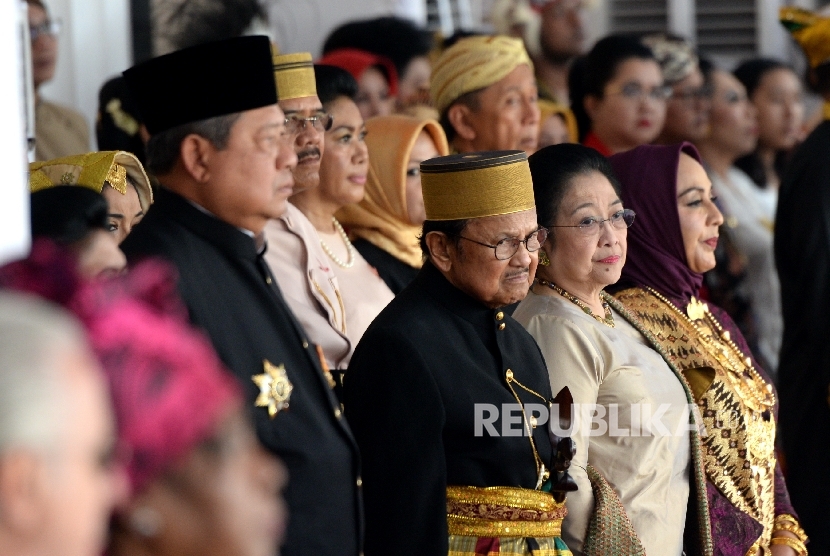  Presiden ke-5 RI Megawati Soekarnoputri (kedua kanan), Presiden ke-3 RI BJ Habibie (tengah), dan Presiden ke-6 RI Susilo Bambang Yudhoyono (kiri) mengikuti Upacara Detik-detik Proklamasi di Istana Merdeka, Jakarta, Kamis (17/8).