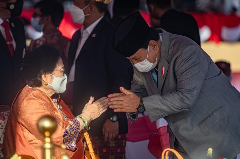 Presiden ke-5 RI Megawati Soekarnoputri (kiri) bersalaman dengan Menteri Pertahanan Prabowo Subianto (kanan) saat menghadiri Upacara HUT Ke-76 Bhayangkara yang dipusatkan di Kampus Akademi Kepolisian, Semarang, Jawa Tengah, Selasa (5/7/2022). Upacara tersebut melibatkan 1.996 perseonel yang terdiri atas unsur Polri, TNI, dan eksponen masyarakat dengan mengusung tema Polri yang Presisi Mendukung Pemulihan Ekonomi dan Reformasi Struktural untuk Mewujudkan Indonesia Tangguh, Indonesia Tumbuh. 